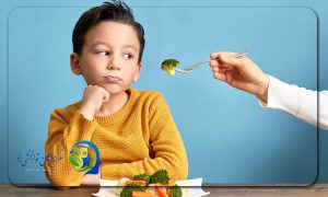 علت نگه داشتن غذا در دهان کودک